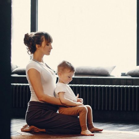 des postures de yoga pour endormir son enfant