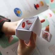 Enfant jouant avec une cocotte en papier - activité manuelle ludique à la maison avec du papier - Cocotte sur le thème des émotions