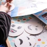 Contenu de la Box d'activités Picadelo dédiée aux "émotions" : magazine, jeux, kit d'activités originales pour apprendre à identifier, exprimer et gérer ses émotions
